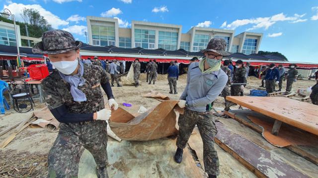 지난 4일 제9호 태풍 '마이삭'으로 피해를 입은 강원 고성군 가진항에서 육군 22사단 전승대대 장병들이 수해 잔해물과 집기류를 정리하고 있다. 고성=뉴스1