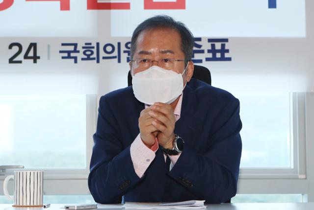 홍준표 무소속 의원이 지난달 24일 대구 수성구 자신의 사무실에서 열린 기자간담회에서 '대구통합신공항 특별법' 입법 추진을 밝히고 있다. 연합뉴스