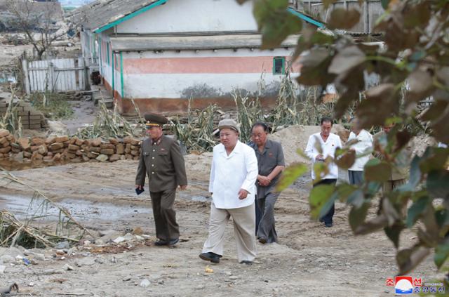 북한 김정은 국무위원장이 태풍9호에 의한 자연재해 복구 전투조직을 위한 당중앙위원회 정무국 확대회의를 현지에서 소집하고 피해 지역을 살펴봤다고 6일 조선중앙통신이 보도했다. 연합뉴스