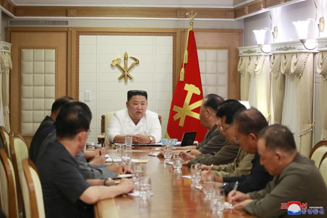 북한 김정은 국무위원장이 태풍9호에 의한 자연재해 복구 전투조직을 위한 당중앙위원회 정무국 확대회의를 현지에서 소집했다고 6일 조선중앙통신이 보도했다. 연합뉴스