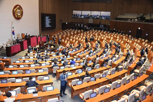 6월 29일 국회 본회의장에서 미래통합당이 불참한 가운데 민주당과 범 여당 의원들만이 11개 상임위원장 선출안에 대한 투표를 하고 있다. 이른바 '쪼개기 선출' 로 15일의 6개 상임위원장을 포함해 17개 위원장을모두 민주당이 독식하는 상황이 발생했다. 오대근 기자