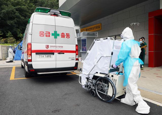 군의무사령부는 경기 성남시 국군수도병원에서 코로나19 중환자 및 일반환자 진료를 위한 감염병 전담치료 병상을 개소한다고 7일 밝혔다. 뉴스1