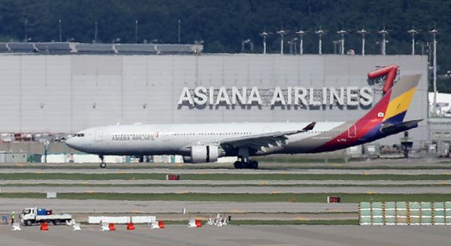 인천국제공항 주기장에 아시아나항공 여객기가 착륙하고 있다. 뉴시스