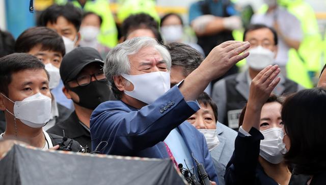 보석 취소로 재수감되는 전광훈 목사가 7일 오후 서울 성북구 사랑제일교회 인근 자택에서 호송차로 이동하고 있다. 이날 서울중앙지방법원 형사합의34부는 전광훈 목사의 보석을 취소해달라는 검찰의 청구를 받아들였다. 이에 검찰은 즉시 관할 경찰서에 수감지휘서를 보냈다. 뉴스1