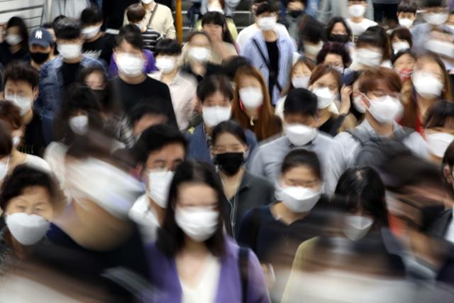 7일 오전 서울 동작구 지하철 사당역에서 마스크를 착용한 시민들이 출근길 발걸음을 옮기고 있다. 정부는 지난 4일 신종 코로나바이러스 감염증(코로나19) 방역 강화를 위한 사회적 거리두기 2.5단계 조치를 오는 13일 까지 1주일 연장했다. 뉴스1