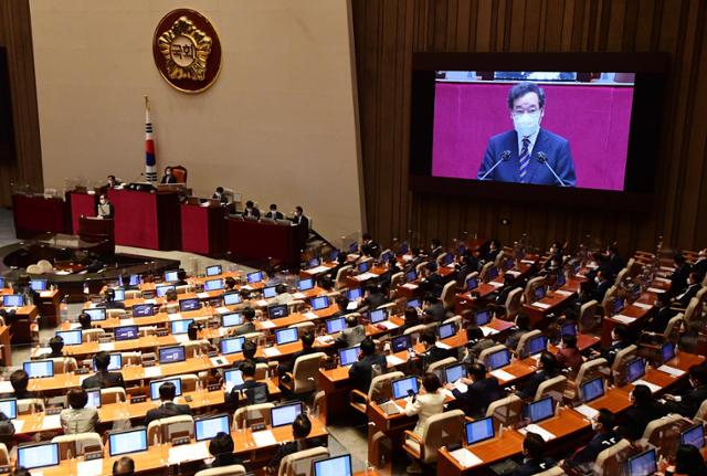 이낙연 더불어민주당 대표가 7일 오전 국회에서 본회의에서 교섭단체 대표연설을 하고 있다. 연합뉴스