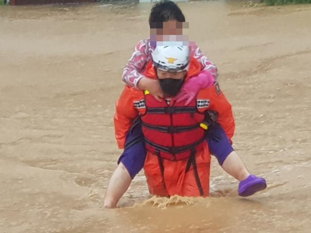 경북 경주소방서 대원이 7일 제10호 태풍 '하이선' 영향으로 주택 침수가 발생한 경주시 현곡면 나원리에 출동해 주민을 구조하고 있다. 경북소방본부 제공