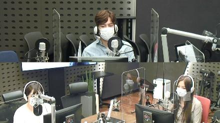 이채영(오른쪽)이 KBS 쿨FM '사랑하기 좋은날 이금희입니다'에서 비와의 인연을 밝혔다. 보이는 라디오 캡처