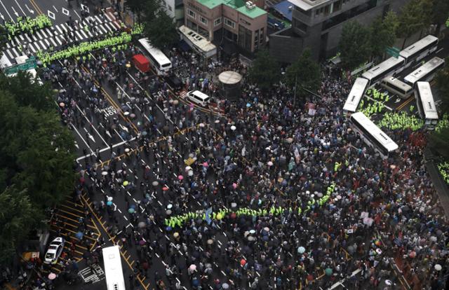 보수단체들이 8월 15일 서울 종로구 광화문 광장 열린 8·15 대규모 집회에 참가한 가운데 집회를 마친후 경찰 저지선을 뚫고 사직로에서 청와대로 가는길로 몰려와 경찰들과 대치하고 있다. 뉴시스