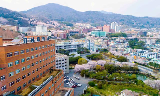 경남대는 1946년 개교 이후 '미래를 열어가는 지역감동대학'이란 비전 아래 지속적인 대학 특성화와 경험기반 교육과정 운영에 주력, 글로벌 시대를 선도하는 맞춤형 인재 양성에 박차를 가하고 있다. 경남대 캠펴스. 경남대 제공