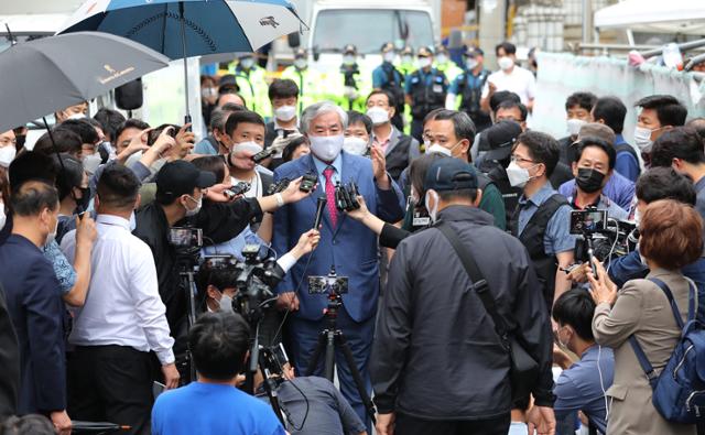 보석 취소로 재수감되는 전광훈 목사가 7일 오후 서울 성북구 사랑제일교회 인근 자택에서 호송차로 이동하던 중 기자회견을 갖고 있다. 이날 서울중앙지방법원 형사합의34부는 전광훈 목사의 보석을 취소해달라는 검찰의 청구를 받아들였다. 이에 검찰은 즉시 관할 경찰서에 수감지휘서를 보냈다. 뉴스1