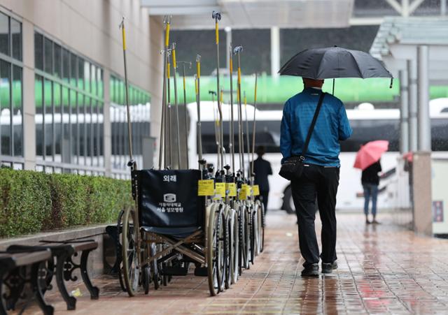 전공의들이 집단휴진을 이어가고 있던 7일 오전 서초구 서울성모병원에서 한 내원객이 발걸음을 옮기고 있다. 대한전공의협의회는 이날 8일 오전 전공의 전원의 업무복귀를 결정했다. 연합뉴스