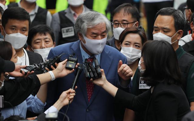 보석 취소로 재수감되는 전광훈 목사가 7일 오후 성북구 사랑제일교회 앞에서 취재진에게 발언하고 있다. 연합뉴스