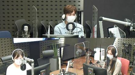 강은탁(가운데)이 KBS 쿨FM '사랑하기 좋은날 이금희입니다'에서 과거를 회상했다. 보이는 라디오 캡처