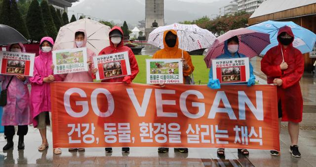 지난달 서울 광화문광장 이순신동상 앞에서 비건세상을위한시민모임 회원들이 육식 중단을 촉구하는 기자회견을 하고 있다. 연합뉴스