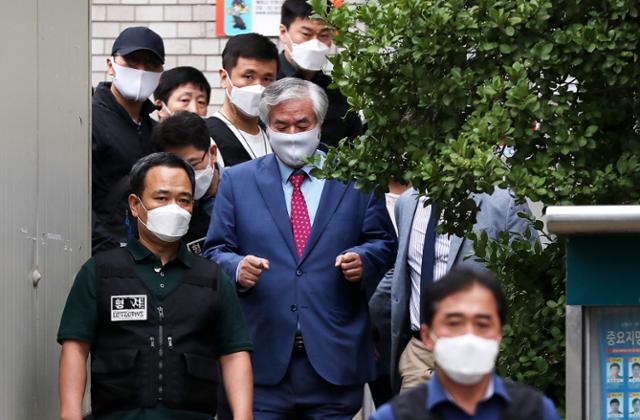 보석 취소로 재수감되는 전광훈 목사가 7일 오후 서울 성북구 사랑제일교회 인근 자택에서 호송차로 이동하고 있다. 이날 서울중앙지방법원 형사합의34부는 전광훈 목사의 보석을 취소해달라는 검찰의 청구를 받아들였다. 이에 검찰은 즉시 관할 경찰서에 수감지휘서를 보냈다. 뉴스1