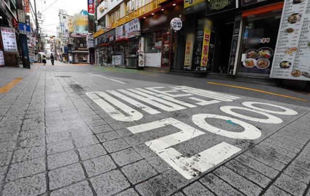 수도권 사회적 거리두기 2.5단계가 시행 중인 7일 서울 서대문구 신촌 연세로가 한산한 모습을 보이고 있다. 뉴스1