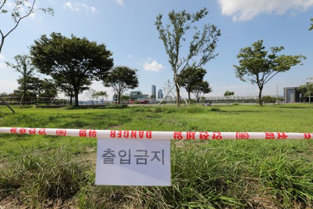 8일 오후 서울 서초구 반포한강공원 내 피크닉장이 '출입금지' 표시가 돼 있다. 뉴스1