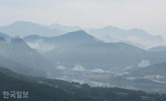 적성산성 북측 성벽에 오르면 겹겹의 산줄기 아래 만천하스카이워크와 단양 읍내 풍경이 보인다.