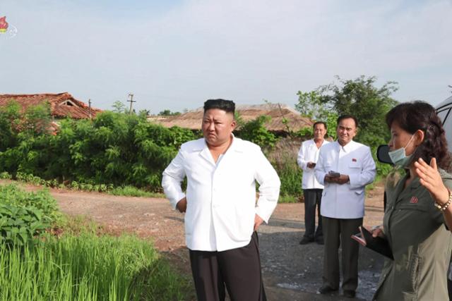 북한 조선중앙TV는 김정은 북한 국무위원장이 황해북도 은파군 대청리 일대 홍수 피해 현장을 방문, 유사시에 사용하기 위해 비축한 전시 예비 물자와 식량을 수재민 지원에 활용하도록 지시했다고 지난달 7일 보도했다. 뉴시스 (조선중앙TV 캡처)