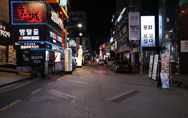 1일 오후 서울 강남역 인근 먹자골목이 한산한 모습을 보이고 있다. 연합뉴스