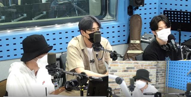 원필 영케이 도운(왼쪽부터 차례로)이 SBS 파워FM '최화정의 파워타임'에서 청취자와 소통했다. 보이는 라디오 캡처