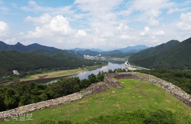 적성산성은 남한강과 절벽을 이룬 북측 성벽이 비교적 온전하게 남아 있다. 세 방면으로 전망이 시원하다.