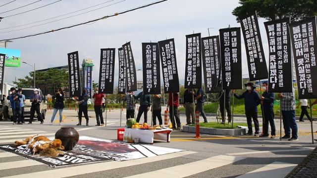 10일 오전 전남 구례군청 앞에서 수해로 숨진 소의 넋을 달래는 노제가 열리고 있다. 섬진강수해극복 구례군민대책본부 제공