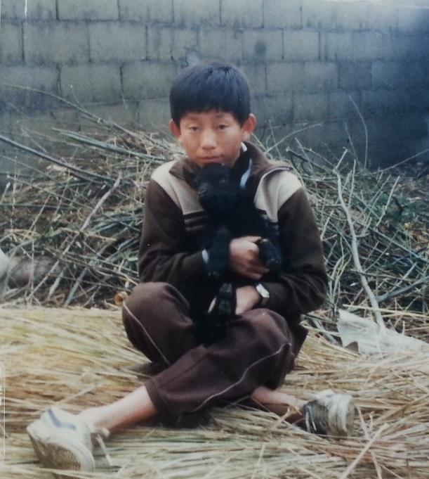 고등학교 2학년 때 키우던 염소를 안고 찍은 사진. 이 염소를 팔아 송아지를 샀다.