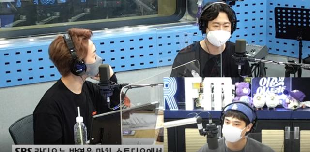 천명훈(오른쪽)이 SBS 파워FM '이준의 영스트리트'에서 입담을 뽐냈다. 보이는 라디오 캡처