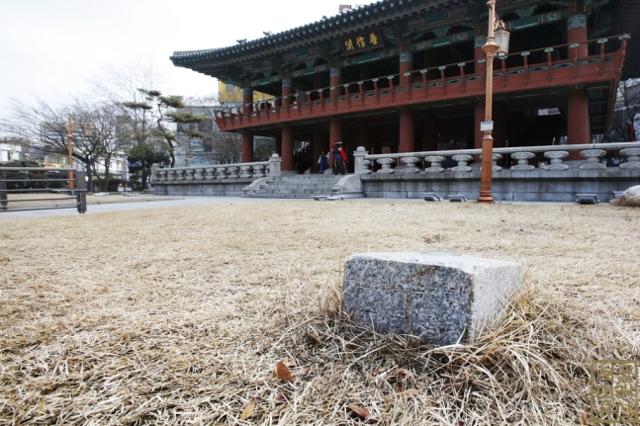 서울시 등록문화재 2호로 지정된 보신각 앞 지하철 수준점. 서울시 제공