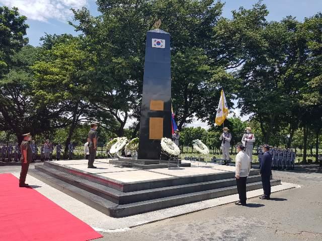 한국과 필리핀 관계자들이 9일 필리핀군의 한국전참전 70주년을 기념해 필리핀 국립묘지 참전기념탐에서 묵념하고 있다. 필리핀 주재 한국대사관 제공