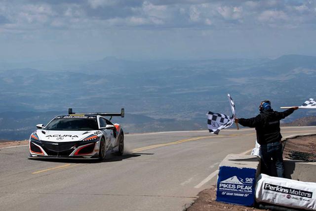 어큐라가 2020 파이크스 피크 인터내셔널 힐 클라임(2020 Pikes Peak International Hill Climb)에 NSX 레이스카로 출전, 하이브리드 부분 신기록을 달성했다.