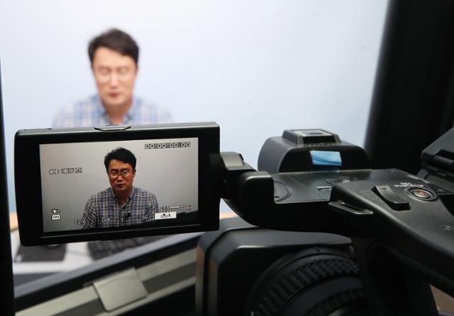 지난달 31일 경기도 용인시 단국대학교 죽전캠퍼스에서 자유교양대학 박성순 교수가 2학기 개강을 앞두고 온라인 강의 준비를 하고 있다. 연합뉴스