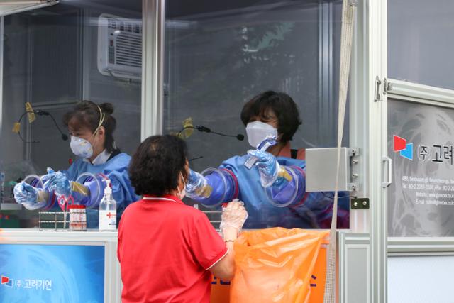 지난달 코로나19 집단 발병이 발생한 구로구 소재 한 아파트 주민이 차량 탑재형 선별진료소에서 검체 검사를 받고 있다. 구로구 제공