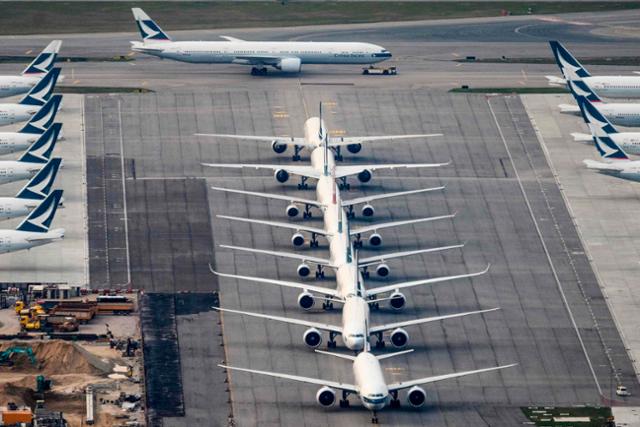 3월 10일 홍콩 첵랍콕 국제공항 계류장에 운항을 멈춘 항공기 들이 세워져 있다. 홍콩=AFP 연합뉴스