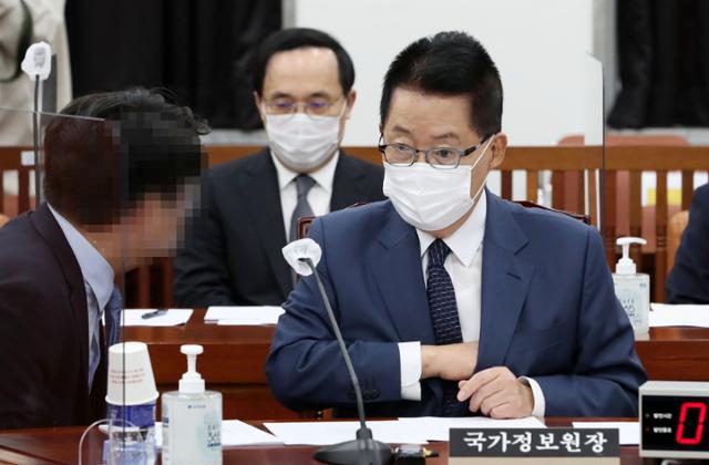 박지원 국가정보원장이 1일 국회에서 열린 정보위원회 전체회의에 참석, 관계자와 대화하고 있다. 연합뉴스