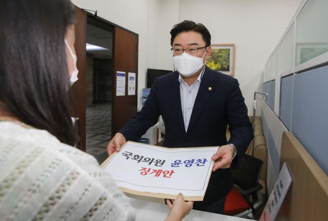 김성원 국민의힘 원내수석부대표가 11일 국회 의안과에서 윤영찬 더불어민주당 의원에 대한 징계안을 제출하고 있다. 오대근 기자