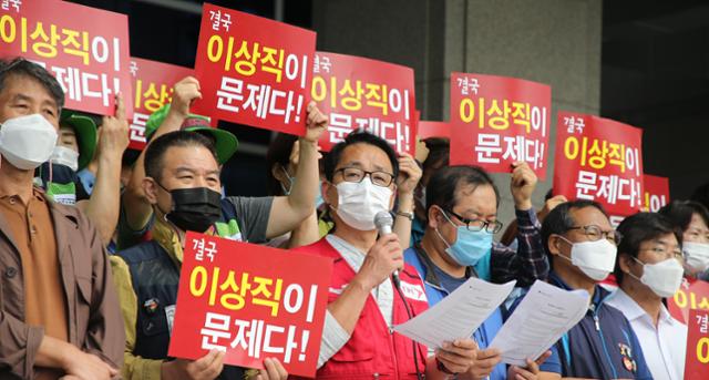 이스타항공 노조가 9일 전북도청 앞에서 기자회견을 열고 구호를 외치고 있다. 이들은 "이스타항공의 '진짜 오너' 이상직 의원이 지난 7일 605명의 노동자들이 정리해고된 사태에 대해 책임져야 한다"고 주장했다. 전주=연합뉴스