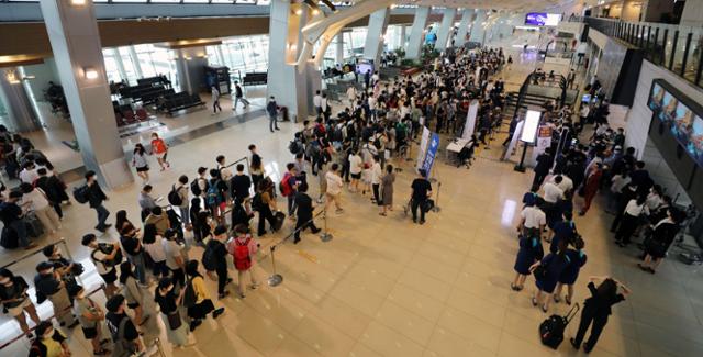 11일 오후 서울 강서구 김포공항 국내선 출국장이 붐비고 있다. 뉴시스