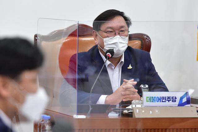 김태년 더불어민주당 원내대표가 10일 오후 국회에서 화상연결로 열린 온택트 의원총회에서 발언하고 있다. 연합뉴스