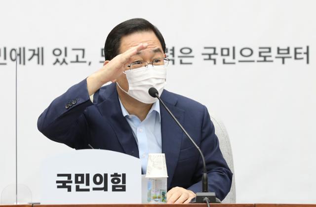 주호영 국민의힘 원내대표가 11일 국회에서 열린 원내대책회의에서 참석 의원과 인사하고 있다. 오대근 기자