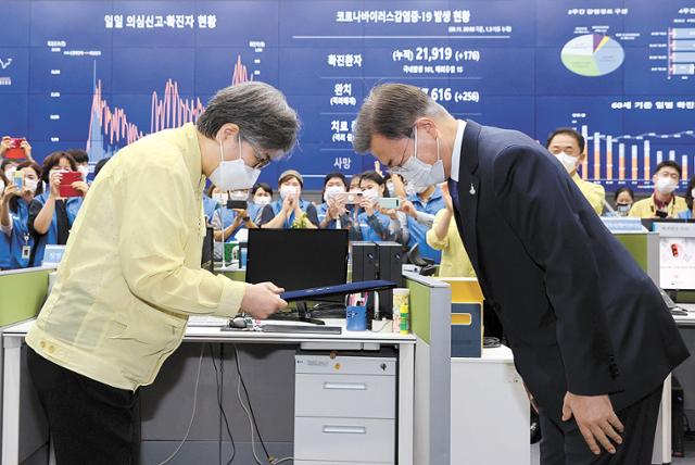 문재인 대통령이 11일 충북 청주 질병관리본부 긴급상황센터를 찾아 정은경 초대 질병관리청장에게 임명장을 수여한 후 머리 숙여 인사를 하고 있다. 대통령이 장·차관에 대한 임명장을 청와대 밖에서 수여한 것은 이번이 처음이며 차관급에게 직접 임명장을 수여한 것도 이례적이다. 청주=왕태석 선임기자