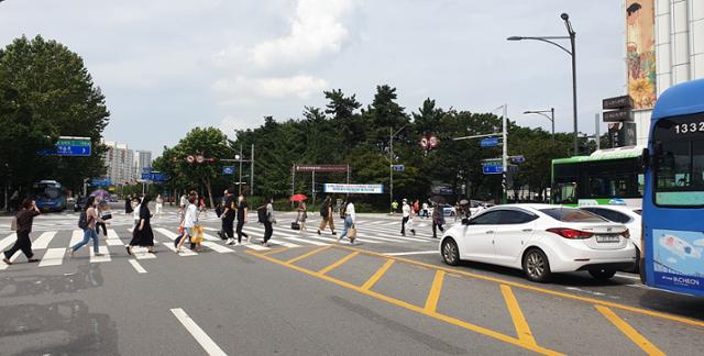 11일 인천 미추홀구 관교동 터미널사거리에 시속 50㎞ 속도 제한 안내판이 걸려 있다. 인천경찰청 제공