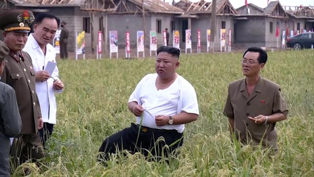 김정은 북한 국무위원장이 황해북도 은파군 대청리 일대 피해복구 건설현장을 현지지도한 모습을 13일 북한 조선중앙TV가 공개했다. 평양=조선중앙TV 뉴시스