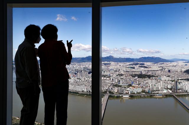 13일 오후 서울 송파구 롯데월드타워 전망대 서울스카이에서 맑은 하늘이 보이고 있다. 뉴스1