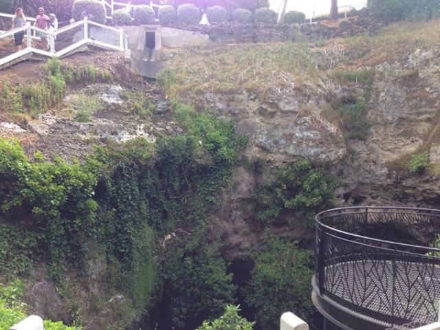 한 남성이 난간 물구나무서기를 시도하다 숨진 호주 갬비어 마운틴의 케이브 가든스 싱크홀(Cave Gardens Sinkhole). 위키피디아.