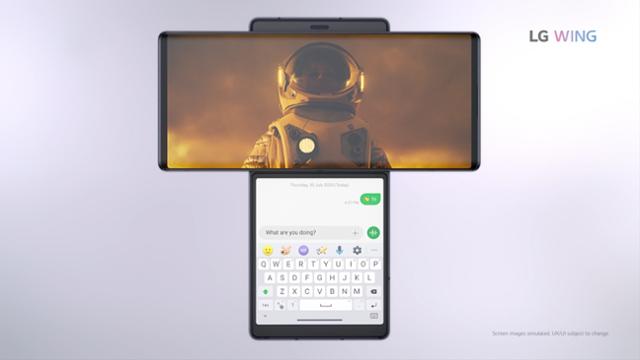 LG전자가 14일 온라인으로 공개한 스마트폰 'LG 윙'. 메인 스크린(가로 방향)으로는 영상을 보면서 보조 스크린으로는 문자를 보내는 멀티태스킹이 가능하다. LG전자 제공