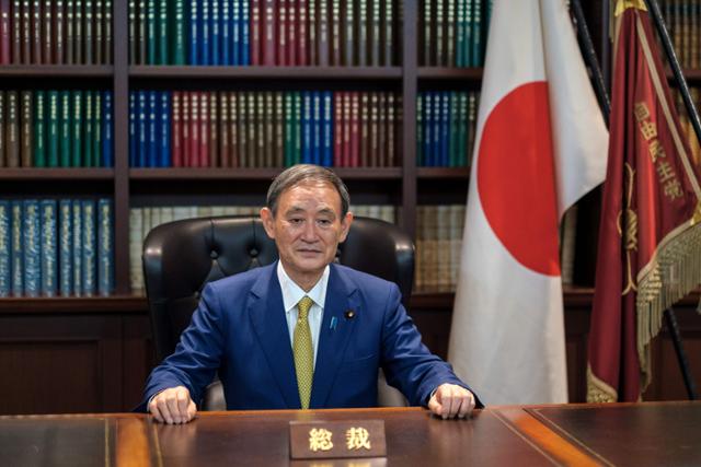 14일 자민당 신임 총재로 선출된 스가 요시히데 일본 관방장관이 자민당 총재실 책상에 앉아 있다. 도쿄=로이터 연합뉴스