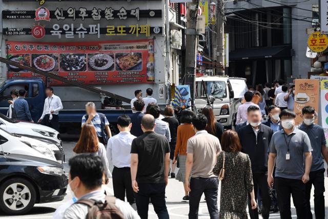 수도권의 사회적 거리두기가 2.5단계에서 2단계로 완화된 14일 서울 중구 무교동 식당골목에서 점심시간을 맞아 사람들이 붐비고 있다. 홍인기 기자